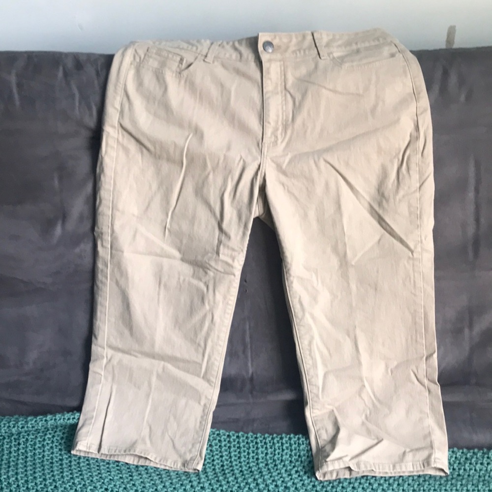 Womens riders by Lee capri khaki jean